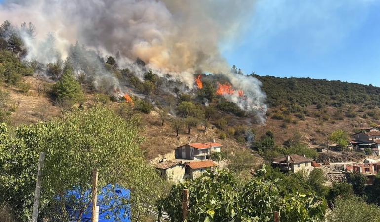 Büyükorhan’daki orman yangınına hava ve karadan müdahale sürüyor