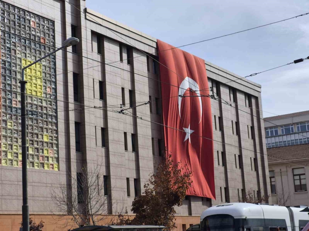 29 Ekim öncesi binalar dev Türk bayraklarıyla donatıldı