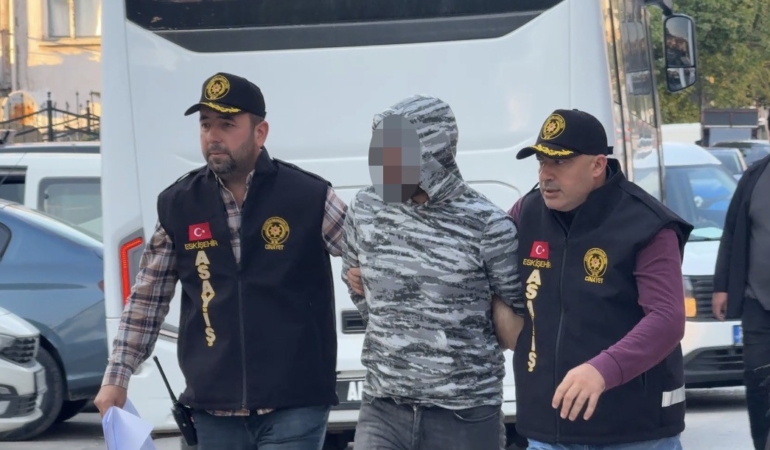 Eskişehir’de arkadaşını bıçaklayan şüpheli adliyeye sevk edildi