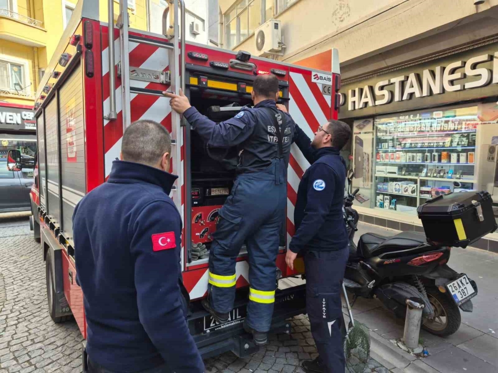 Ara sokakta duraklayan araçlar itfaiyeye engel oldu