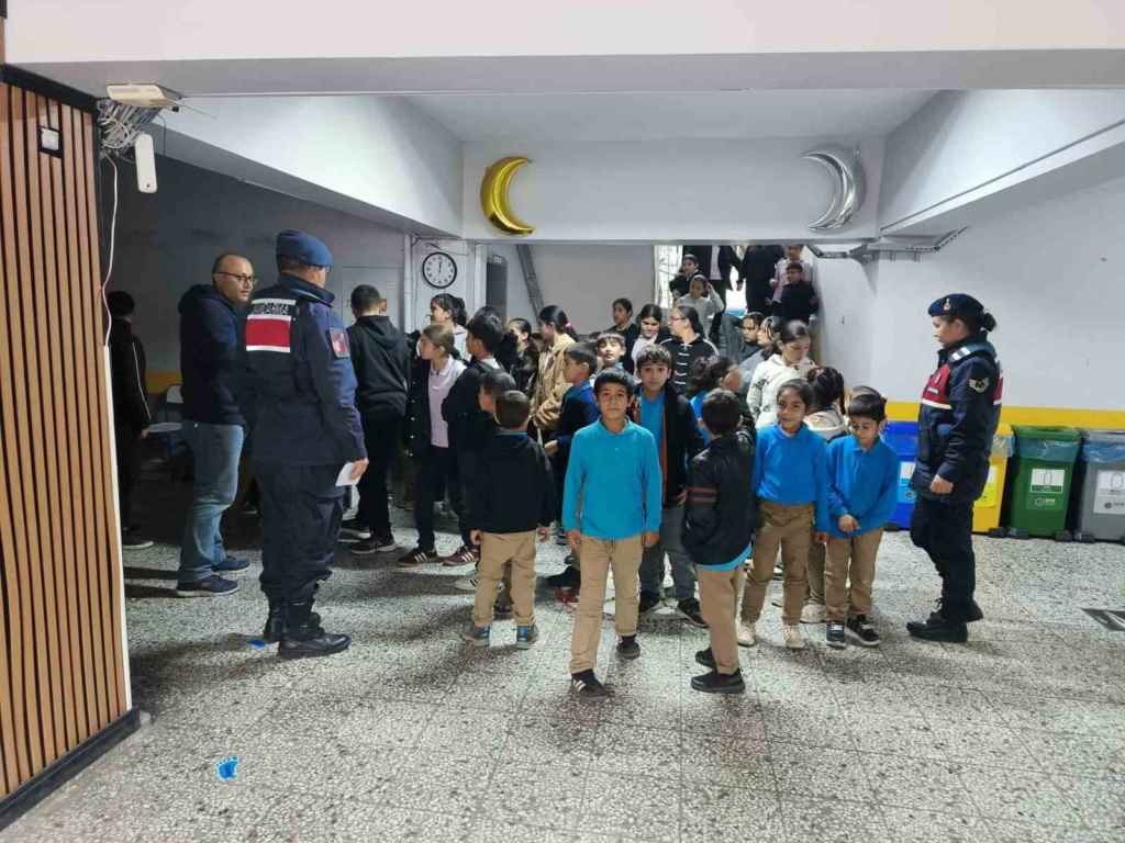 Eskişehir’de jandarmadan okul çevreleri ve servislere yönelik denetim