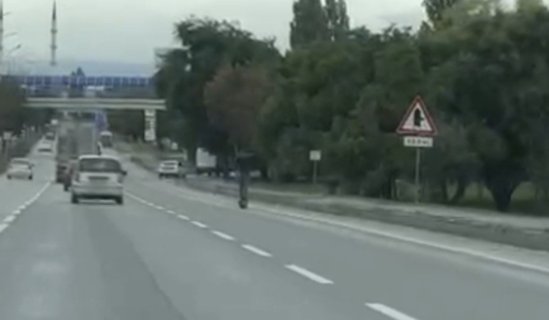 Eskişehir çevreyolunda ekipmansız scooter sürücüsü tehlikesi