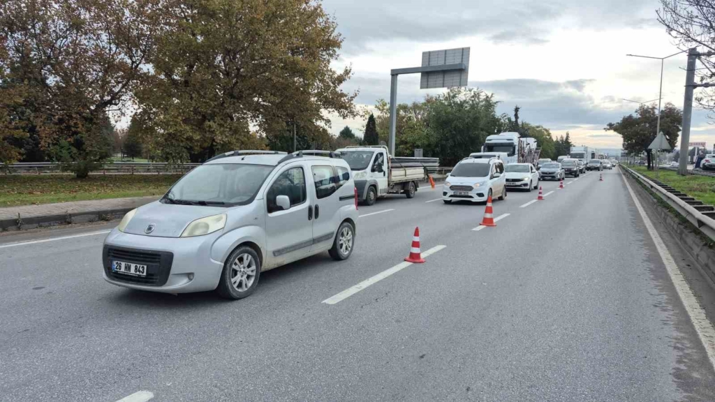 Sürücüsünün kontrolünden çıkan traktör orta refüje devrildi