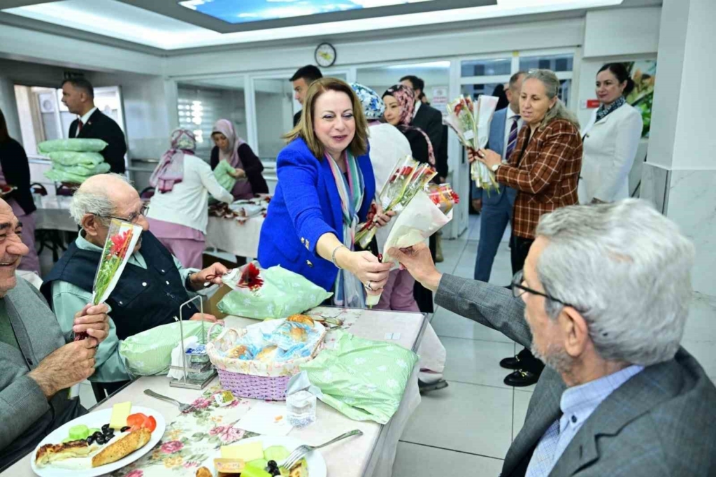 Eskişehir Valisi Dr. Erdinç Yılmaz ve eşi Şenay Yılmaz, Dünya Yaşlılar Günü’nde huzurevi sakinleriyle bir araya geldi