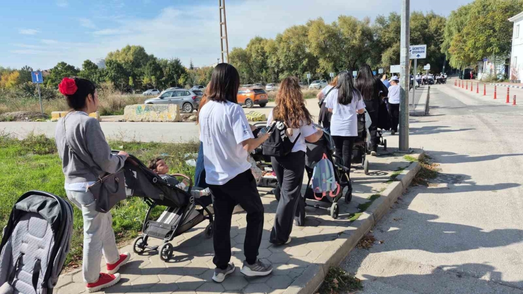 Eskişehir’de bebekli 75 anneyi parktan çıkardılar