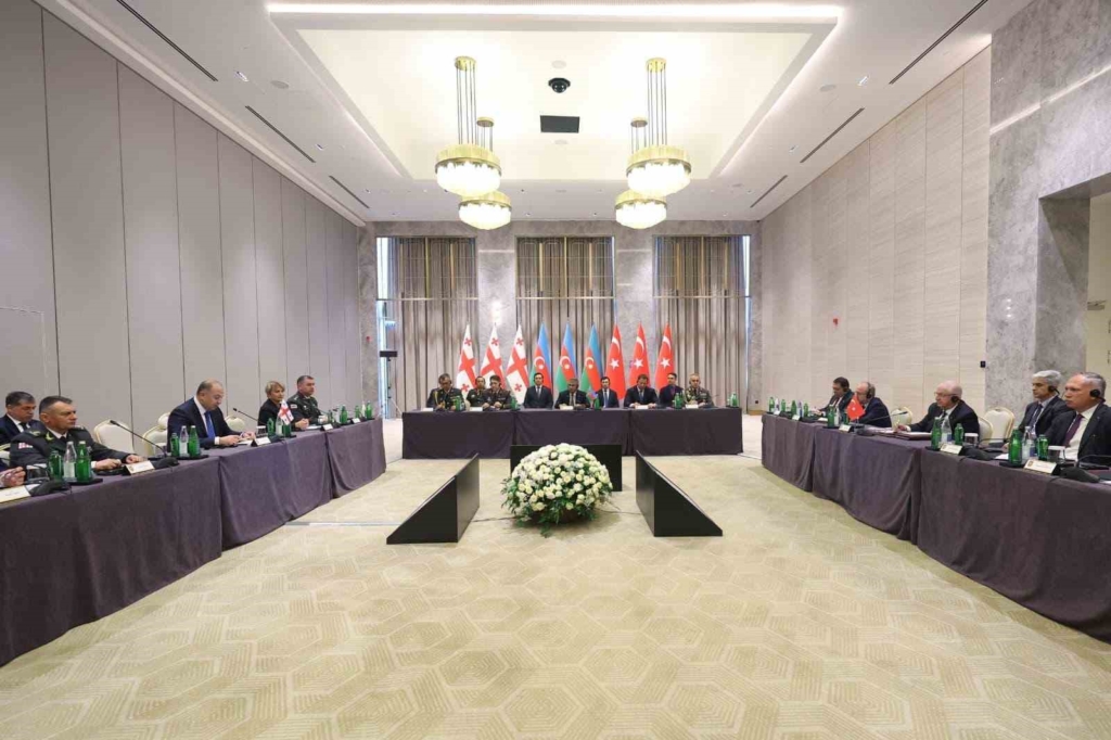 Azerbaycan, Gürcistan ve Türkiye savunma bakanları Şuşa’da bir araya geldi