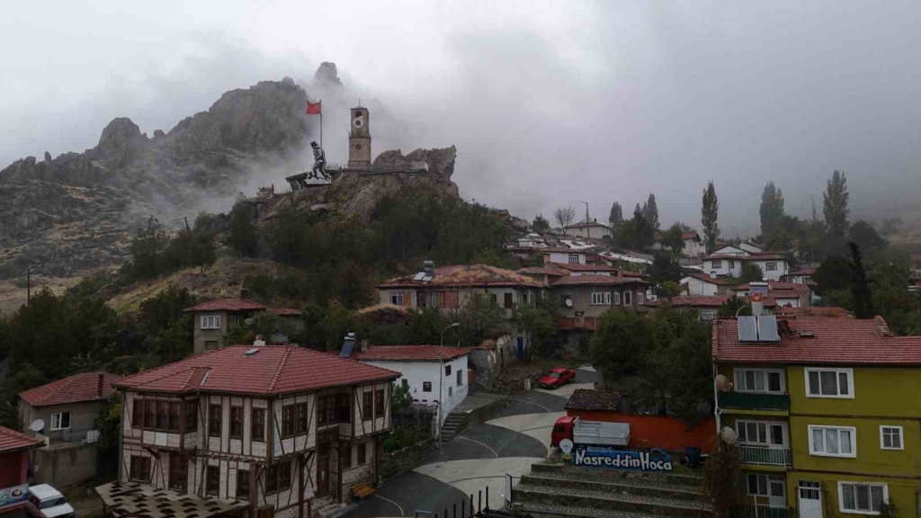 Sivrihisar’da etkili olan sis dağları kapladı
