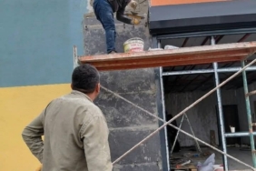 Ustaları beklemeden kendi tulumu giyerek okulu güzelleştirdi