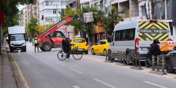 Eskişehir’de inşaat malzemesi sevkiyatı trafiği aksattı