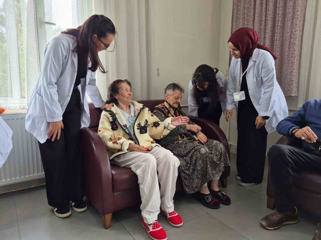 Üniversite öğrencilerinden huzurevinde kalan yaşlılara özel etkinlik