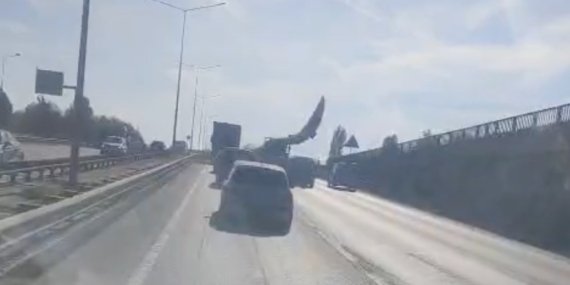 Eskişehir çevreyolunda taşınan dev türbin kanadı trafiği yavaşlattı