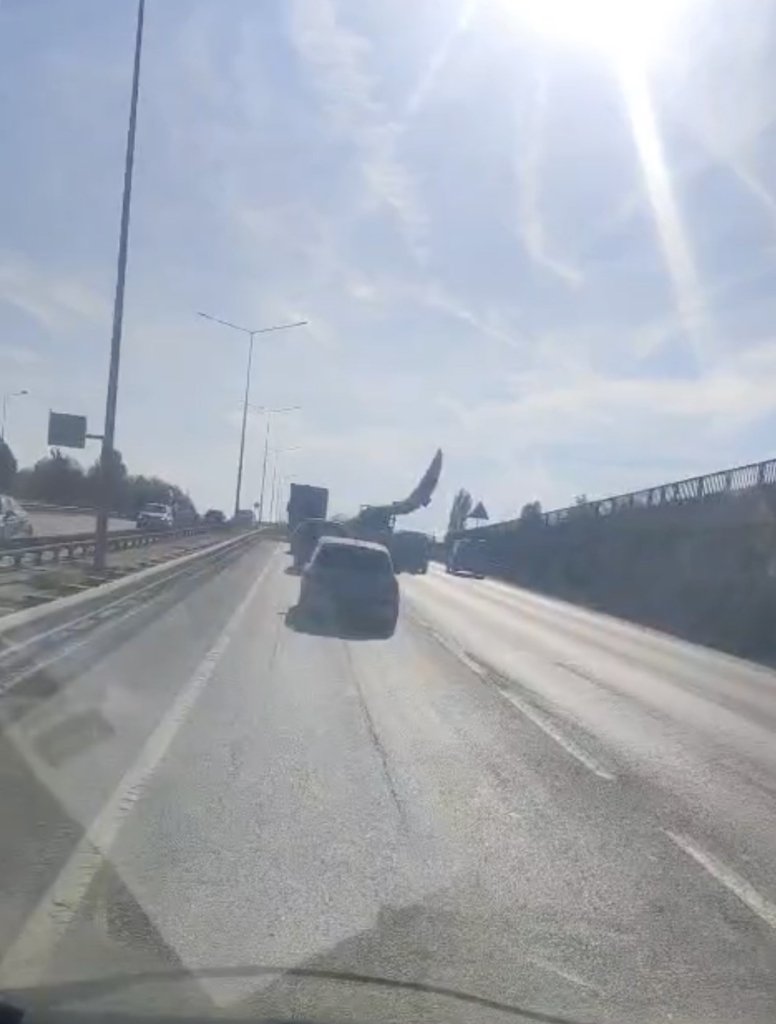 Dev rüzgar türbini kanadı trafiği yavaşlattı