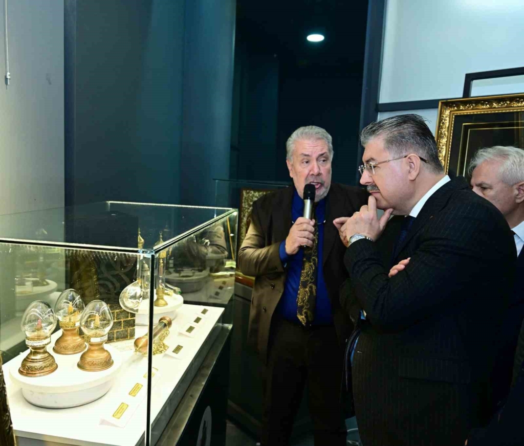 Mukaddes Emanetler ve Kâbe Örtüleri Sergisi açıldı