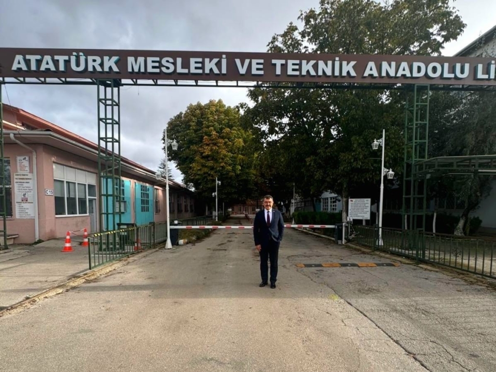 Mezun olduğu okulda öğrencilerle buluştu