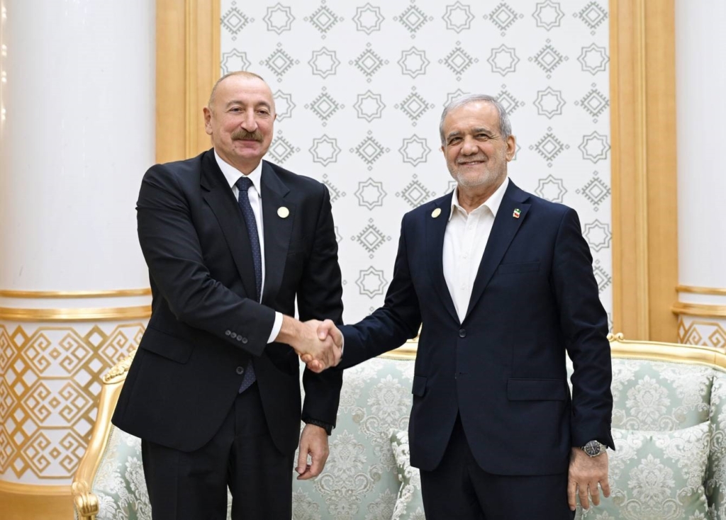 Azerbaycan Cumhurbaşkanı Aliyev, İran Cumhurbaşkanı Pezeşkiyan’la bir araya geldi