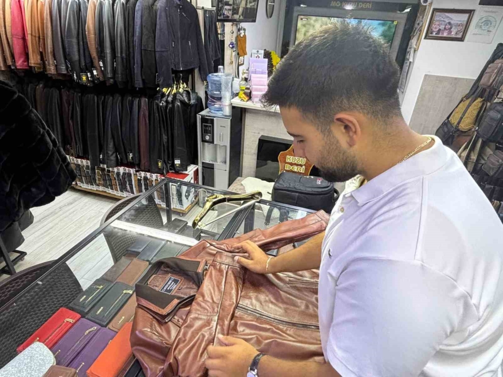 Sonbaharlı birlikte deri mont sezonu hareketlendi