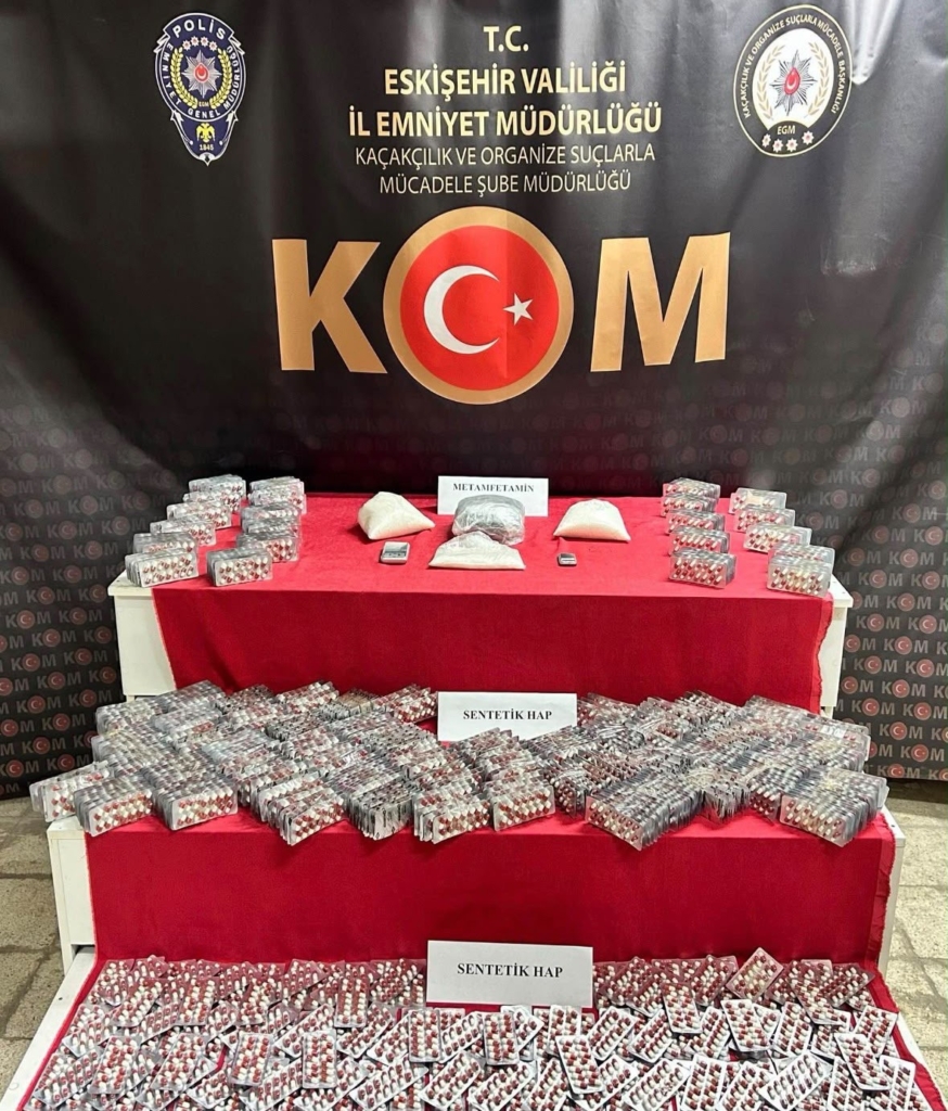 Eskişehir’de polis 3 kilo uyuşturucu ve binlerce sentetik hap ele geçirildi