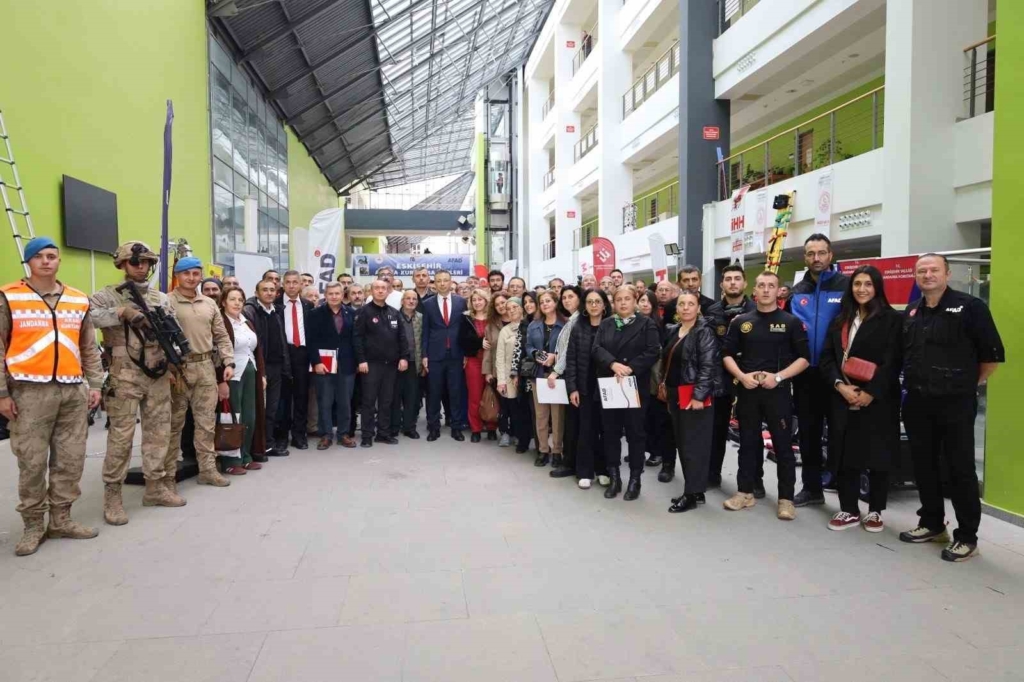 Eskişehir’de Mahalle AFAD Gönüllüleri ve arama kurtarma ekiplerine belgeleri takdim edildi