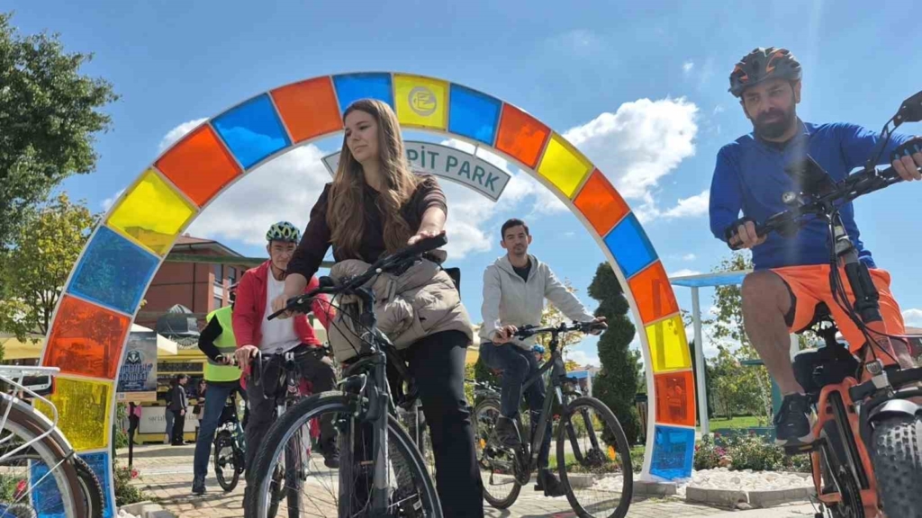 Eskişehir’de bisiklet tutkunları, ’Görünür ol güvende ol’ sloganıyla pedallara bastı