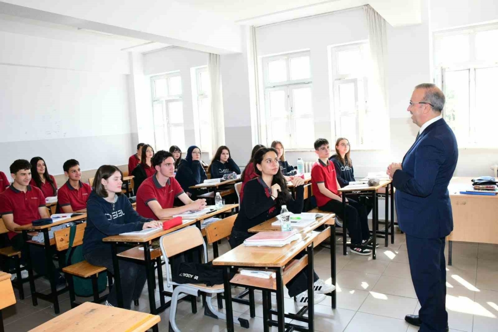 İl Milli Eğitim Müdürü Aydın, öğretmen ve öğrencilerle bir araya geldi