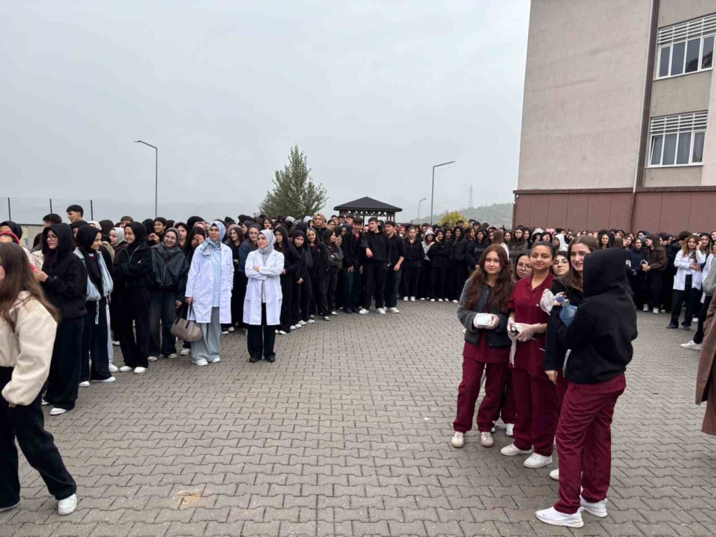 Tavşanlı’da liselilerden gerçeğini aratmayan deprem tatbikatı