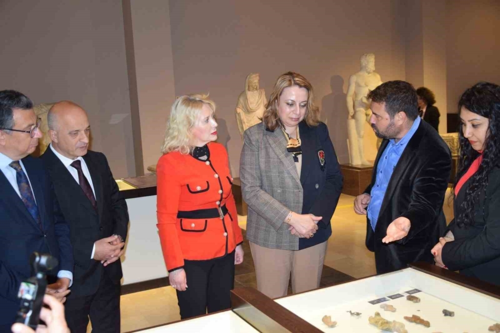 Eskişehir’de "Yaşamın İzinde Kadın" sergisi açıldı