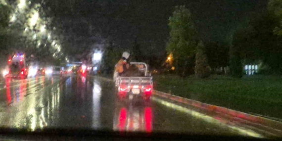 Eskişehir’de yağmur altında motosiklet kasasında tehlikeli yolculuk