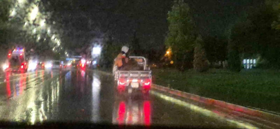 Yağmurlu havada motosiklet kasasında tehlikeli yolculuk kamerada