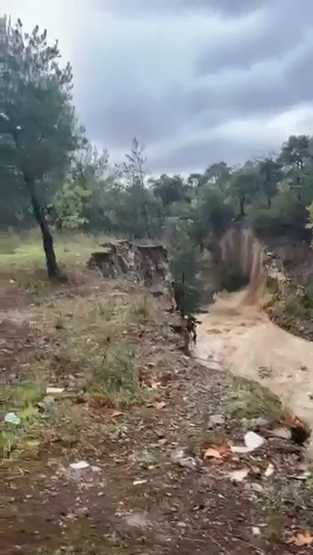 Derede heyelan anı kameraya yansıdı