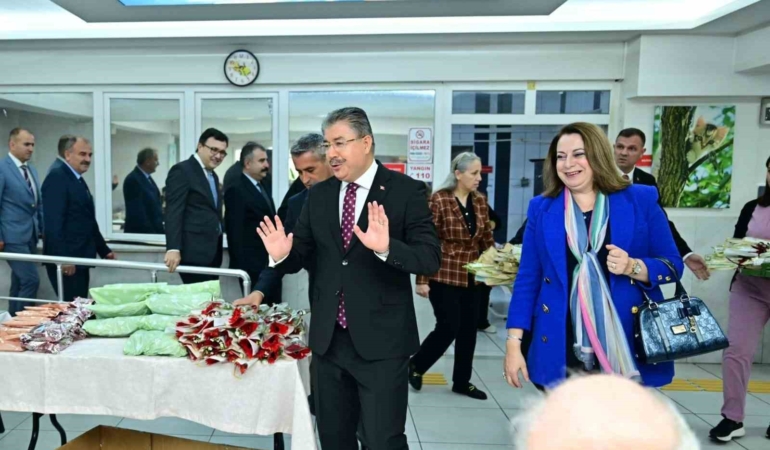 Eskişehir Valisi Dr. Erdinç Yılmaz ve eşi Şenay Yılmaz, Dünya Yaşlılar Günü’nde huzurevi sakinleriyle bir araya geldi