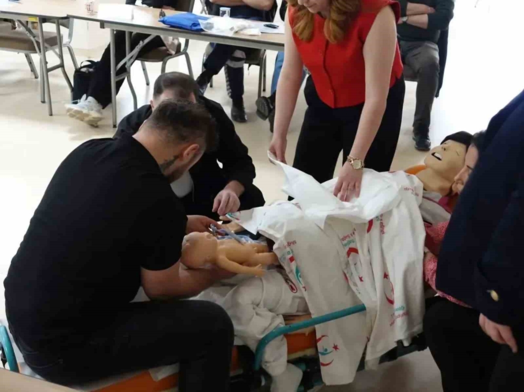Eskişehir’de sağlık personeline "Obstetrik Aciller Eğitimi" verildi