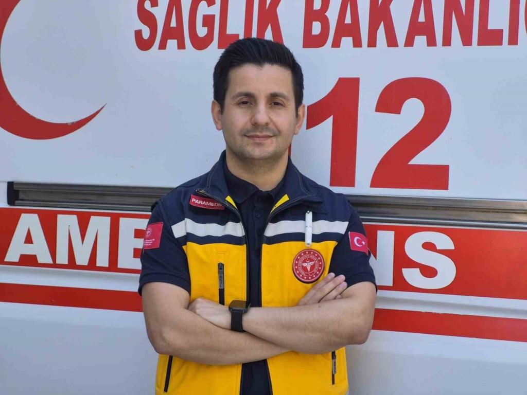 Bir yandan acil hastalara müdahale ederken, diğer yandan bilimsel çalışmalar yürütüyor