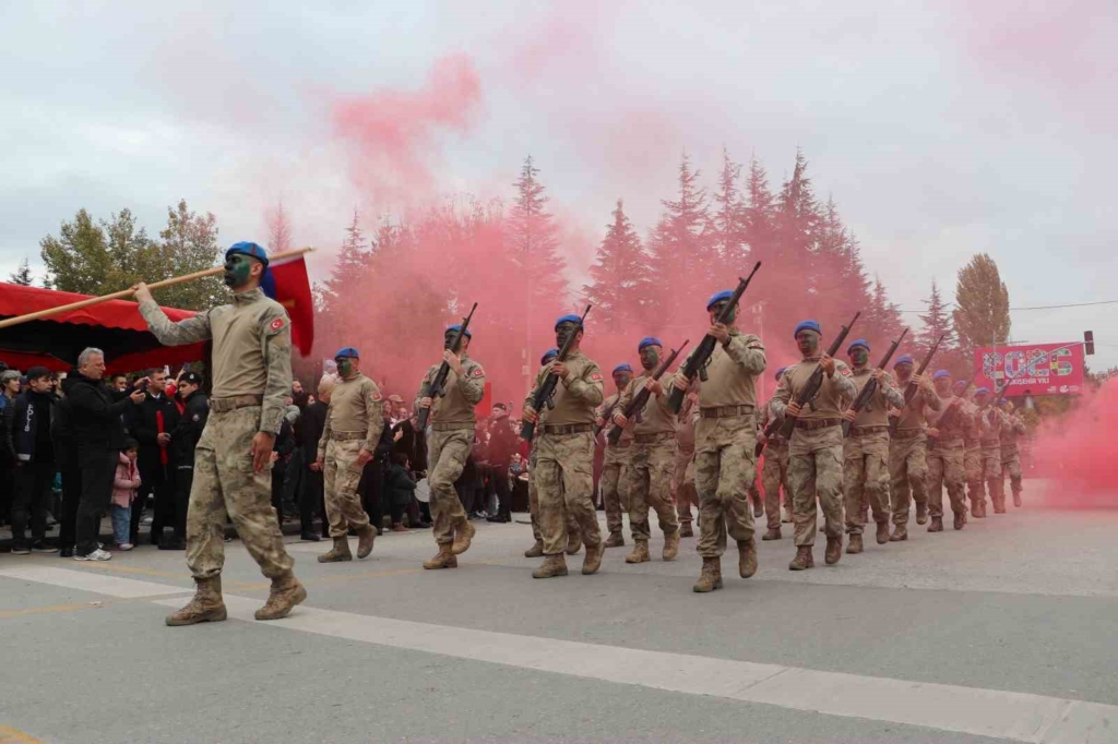 Eskişehir’de Cumhuriyet coşkusunda jandarma ve komandolar nefes kesti
