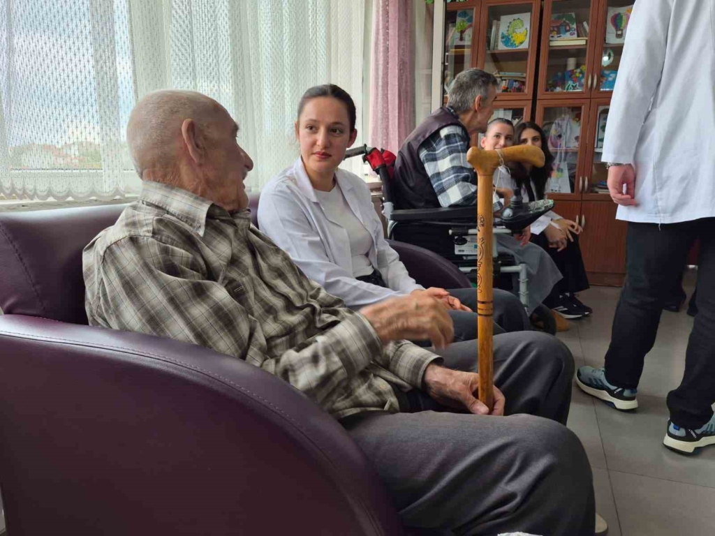 Üniversite öğrencilerinden huzurevinde kalan yaşlılara özel etkinlik