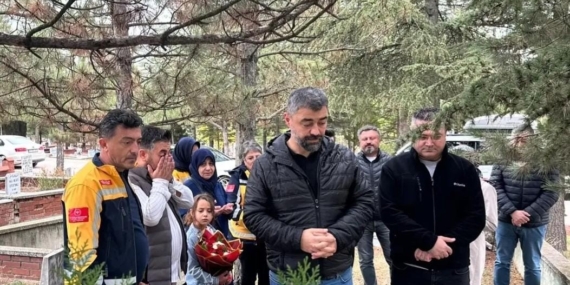 Görev şehidi ambulans şoförü Halis Alan kabri başında anıldı