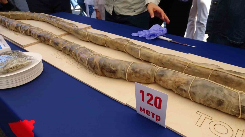 Kırgızistan’da 120 metrelik sucuk hazırlandı