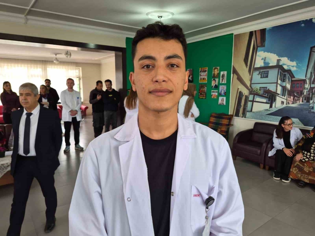 Üniversite öğrencilerinden huzurevinde kalan yaşlılara özel etkinlik