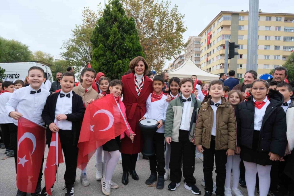 Eskişehir’de Cumhuriyet coşkusu cadde ve sokakları sardı
