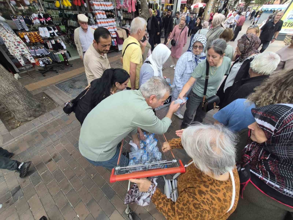 Eskişehir’de hayırseverler ile ihtiyaç sahiplerini buluşturan çaycı