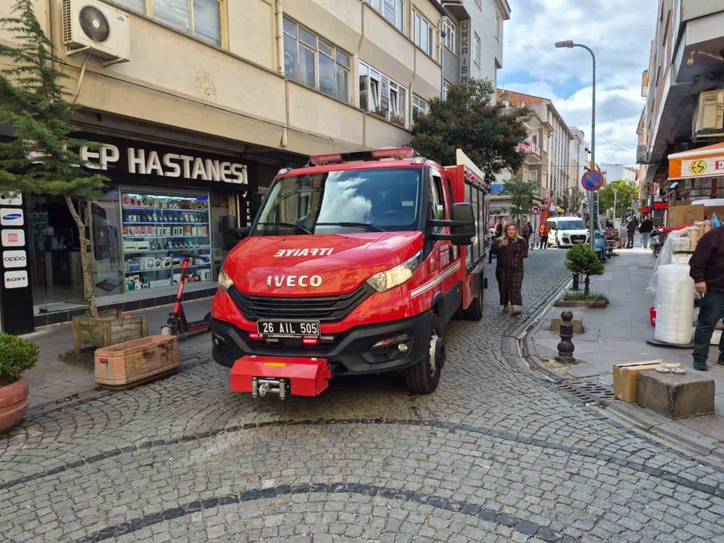 Ara sokakta duraklayan araçlar itfaiyeye engel oldu