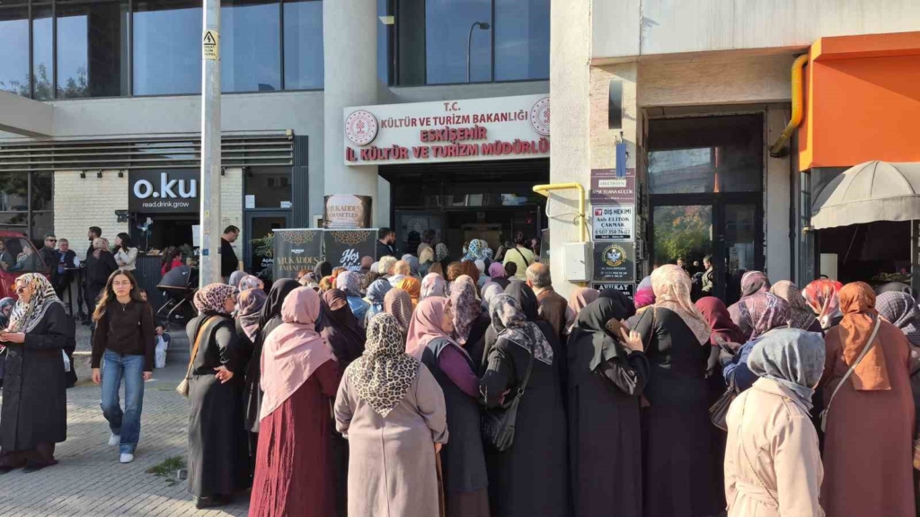 Mukaddes emanetleri görebilmek için metrelerce kuyruk oluşturdular
