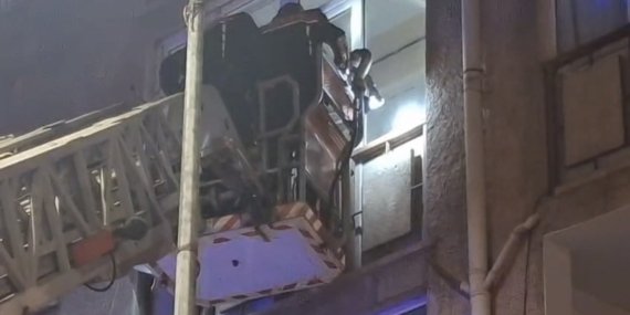 Eskişehir’de 3’üncü kattaki dairenin penceresine çıkan yaşlı adam ikna edilip hastaneye kaldırıldı