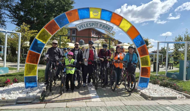 Eskişehir’de bisiklet tutkunları, ’Görünür ol güvende ol’ sloganıyla pedallara bastı