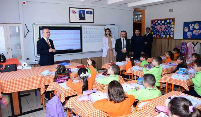 Sinan Aydın, Cengiz Topel İlkokulunda öğretmen ve öğrencilerle buluştu