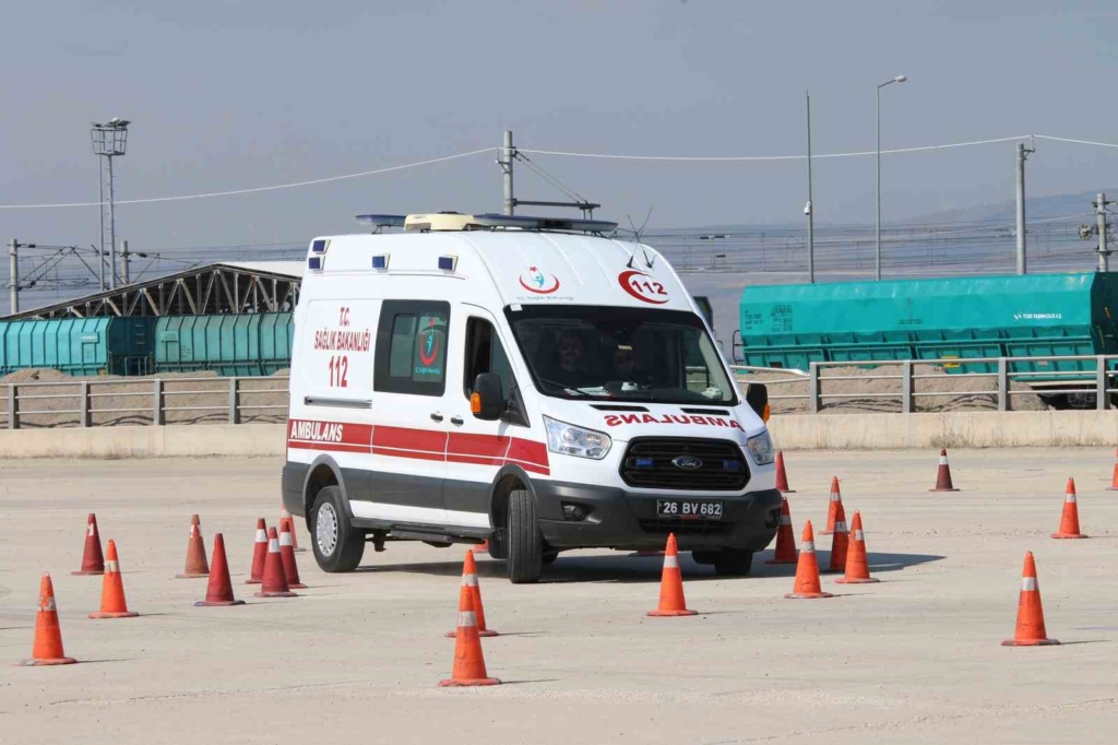 Eskişehir’de ambulans sürücülerine güvenli ve kontrollü sürüş eğitimi verildi