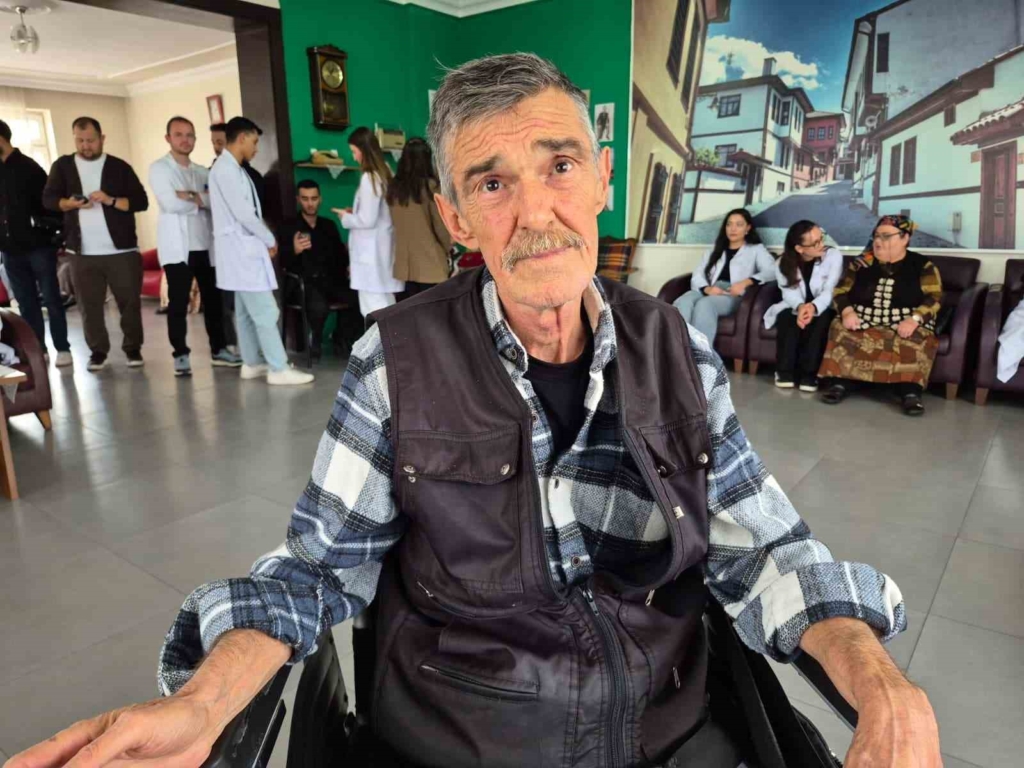 Üniversite öğrencilerinden huzurevinde kalan yaşlılara özel etkinlik