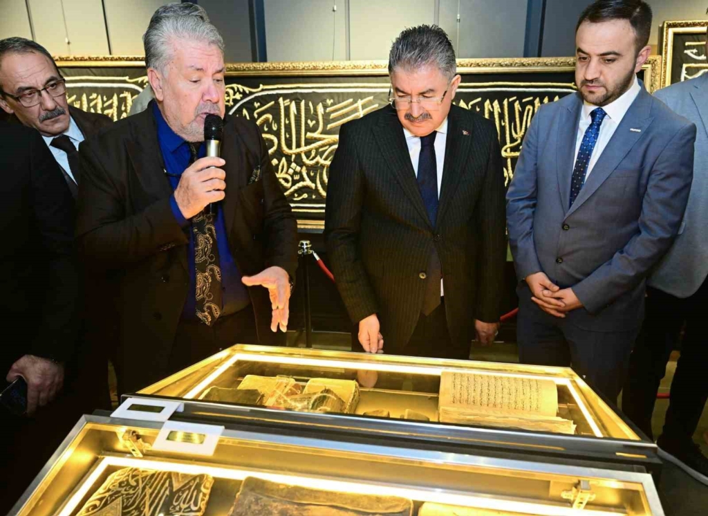Mukaddes Emanetler ve Kâbe Örtüleri Sergisi açıldı