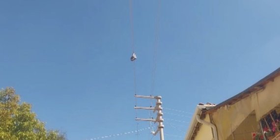 Yıllardır elektrik telinde duran bir çift botun sırrı çözülemiyor