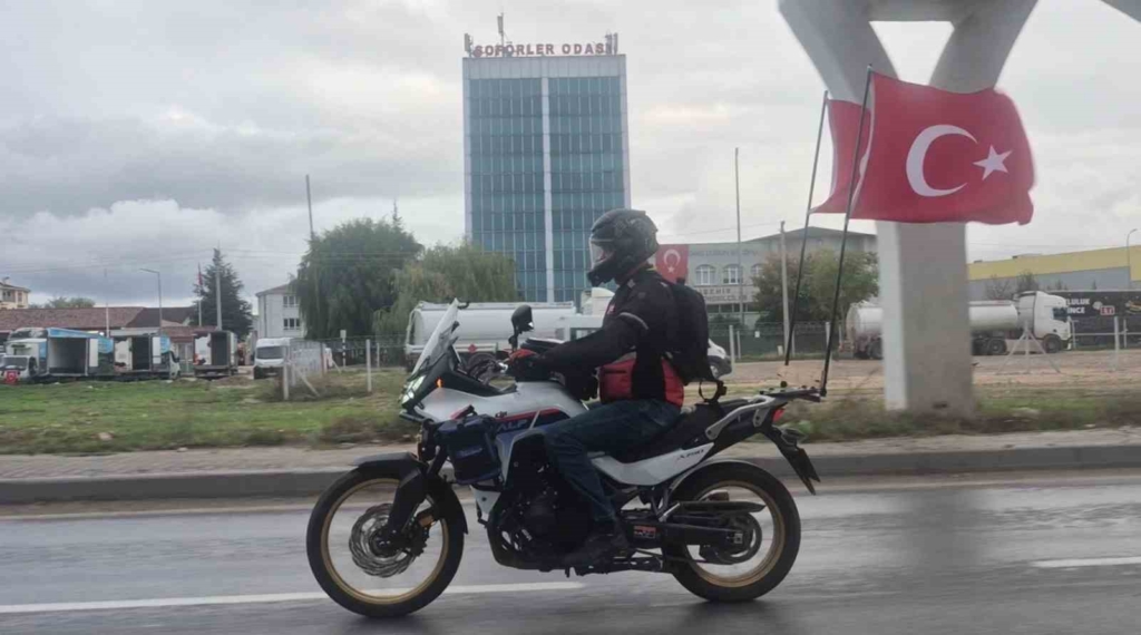 Motosikletinin arkasına astığı Türk bayraklarıyla çevre yolunda ilerledi