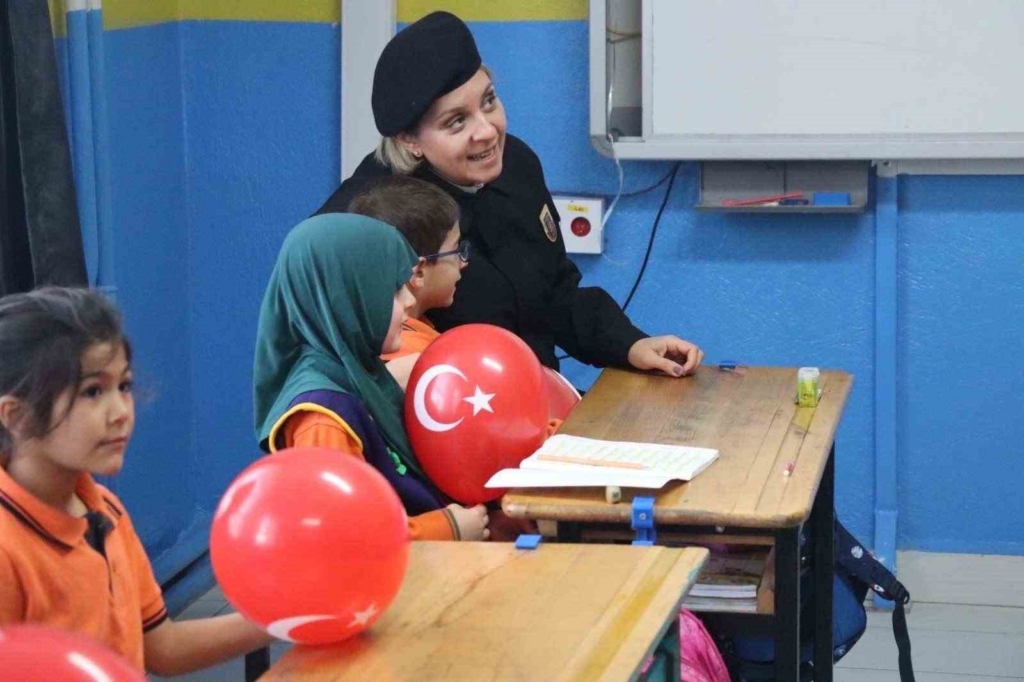 Jandarmadan ilkokula 29 Ekim sürprizi: Miniklerle sınıflar süslendi